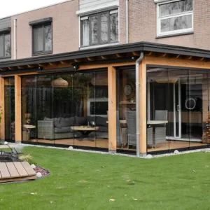 Flitsaanbieding Douglas veranda Almere met glazen schuifwanden, lichtstraat en vloer 700x430cm