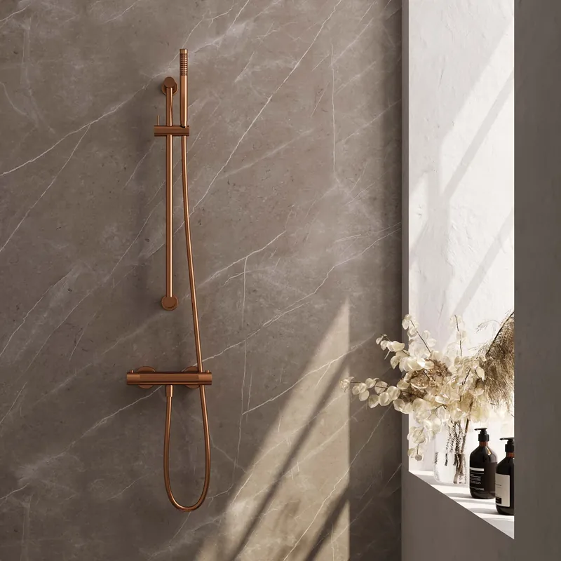 Speciale Aanbieding Brauer Copper Carving Doucheset: Thermostatische Opbouwkraan met Glijstang, Staafhanddouche & Doucheslang - Set 1 - Geribbeld Draaiknoppen - PVD - Geborsteld Koper