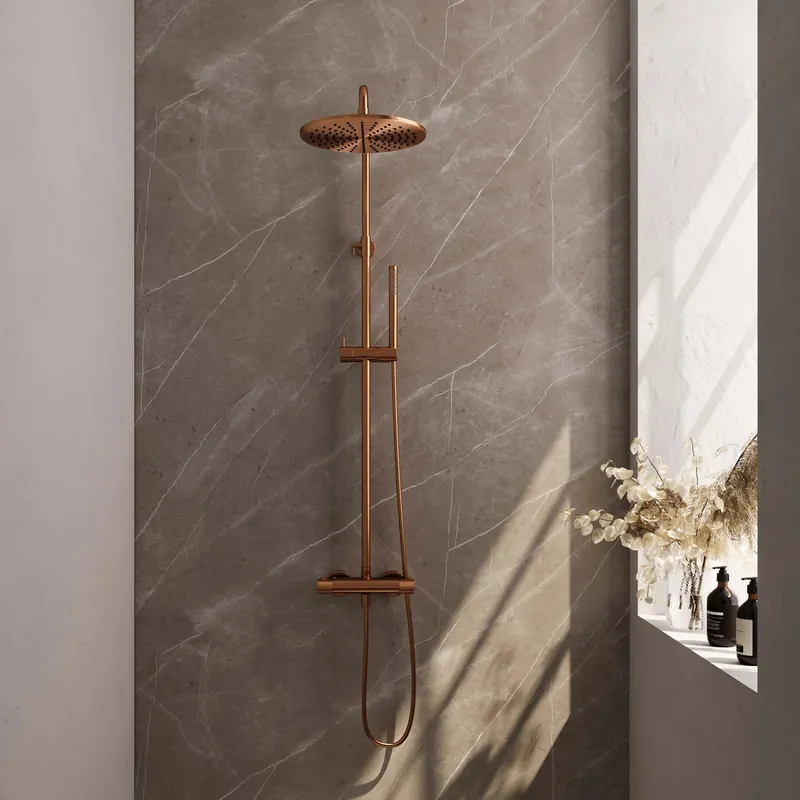 Koop Online Brauer Copper Carving Regendoucheset: Thermostatische Opbouwkraan met Stijgbuis, Douchekop 20cm, 3-Standen Handdouche & Doucheslang - Set 2 - Geribbeld Draaiknoppen - PVD - Geborsteld Koper