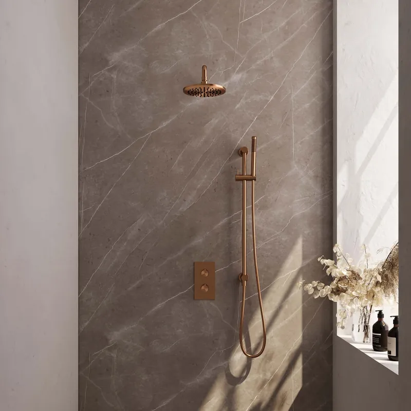 Hete Deal Brauer Copper Carving Regendoucheset: Thermostatische Inbouwkraan met 3-Weg Omstel, Gebogen Wandarm, Douchekop 20cm, Glijstang met Wateruitlaat, Staafhanddouche & Doucheslang - Set 39 - Geribbeld Draaiknoppen - PVD - Geborsteld Koper