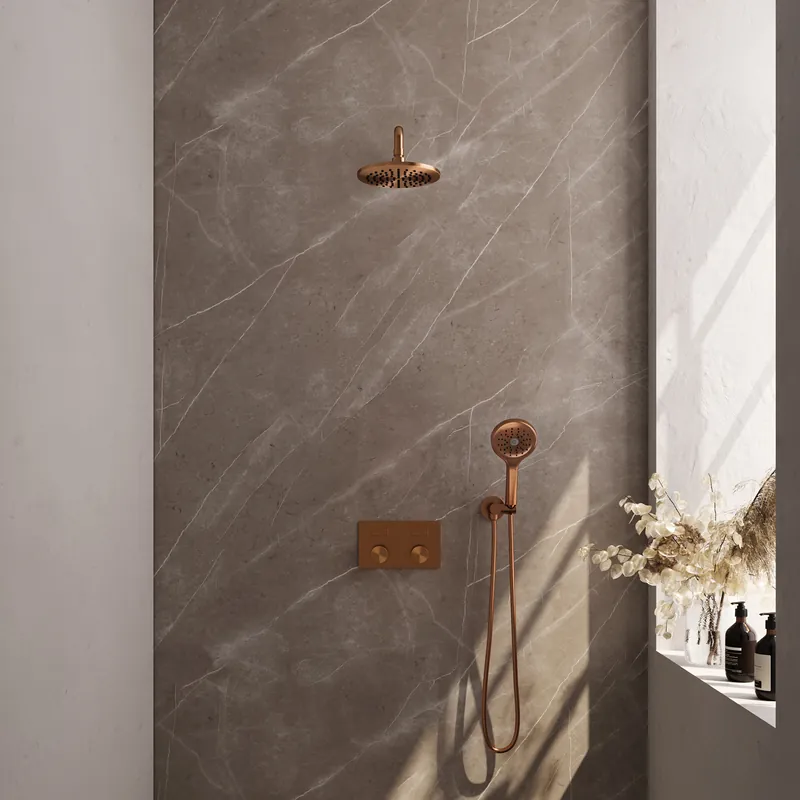 Lage Kosten Brauer Copper Carving Regendoucheset: Thermostatische Inbouwkraan met Drukknoppen, Gebogen Wandarm, Douchekop 20cm, Wandhouder met Wateruitlaat, 3-Standen Handdouche & Doucheslang - Set 57 - Geribbeld Draaiknoppen - PVD - Geborsteld Koper