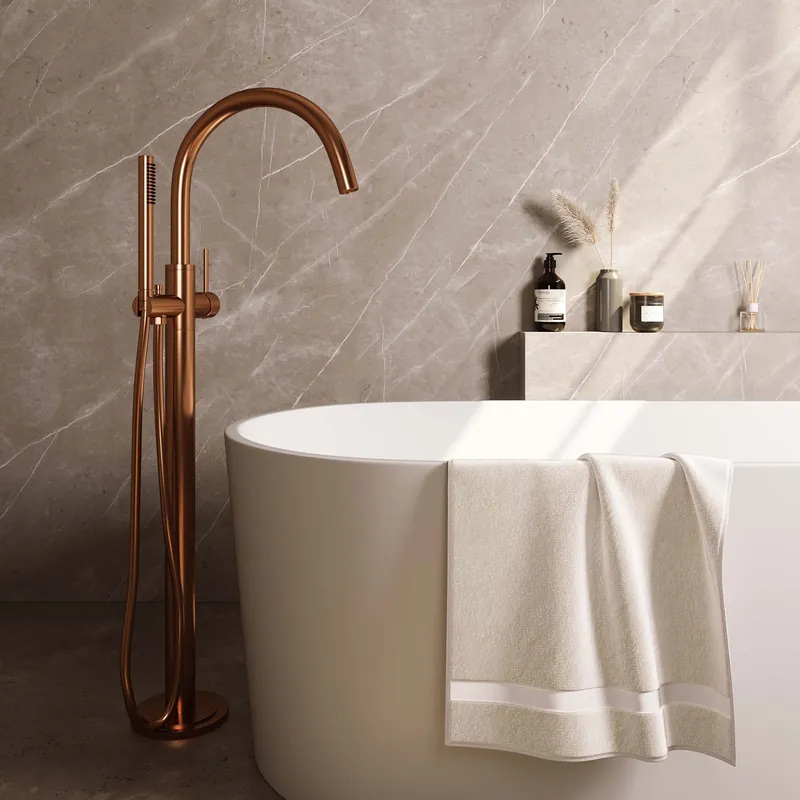 Brauer Copper Carving Vrijstaande Badkraan met Staafhanddouche & Doucheslang - Set 1 - Geribbeld Hendel - PVD - PVD - Geborsteld Koper Premium