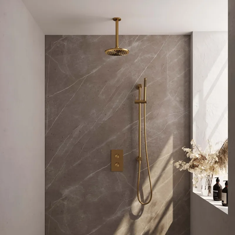 Premium Brauer Gold Carving Regendoucheset: Thermostatische Inbouwkraan met 3-Weg Omstel, Plafondarm, Douchekop 20cm, Glijstang met Wateruitlaat, Staafhanddouche & Doucheslang - Set 41 - Geribbeld Draaiknoppen - PVD - Geborsteld Goud